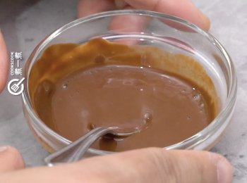step6: 無糖可可粉與熱水拌勻備用
Mix unsweetened cocoa powder with hot water.