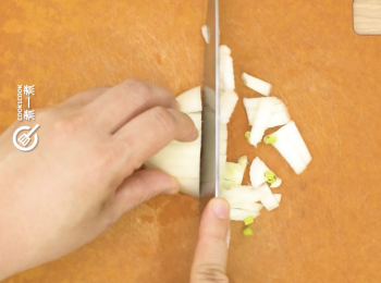 step4: 洋葱切丁
Dice the onion.