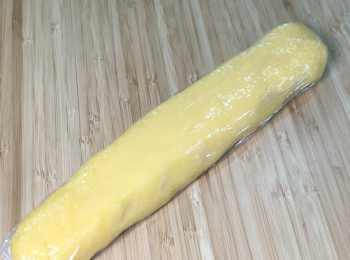 step6: 搓揉成長條型，用保鮮膜包起