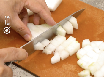 step5: 冬瓜去皮切粒 
Peel and dic winter melon.
