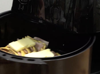 step9: 喜歡芝士的可以在面層舖滿芝士和煙肉粒
Add a generous amount of cheese on top if you are a cheese person.