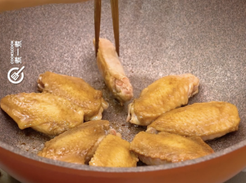 step5: 原鑊中火每面煎2分鐘至<a href="https://bit.ly/3zHU5V3" target="_blank" data-keyword="雞翼" class="guide-link"><strong>雞翼</strong></a> <span style="display:inline-block;vertical-align:middle;margin-top:-3px;color:initial;border-radius:3px;padding:2px 3px;font-size:12px;line-height:14px;background:#87d300;color:#fff;">即買</span> 金黃 
Pan fry chickens wings over medium heat for 2 minutes on each side until golden brown.