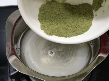 step2: 加抹茶和砂糖，加熱至兩者完全溶化