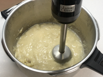 step2: 攪拌成蓮蓉泥，過篩
加上4樣材料
低筋麵粉
澄粉
油
將白糖和蓮蓉泥拌勻
小火不停翻炒
加入拌勻的低粉、澄粉和油
翻炒至蓮蓉抱團
炒好的蓮蓉餡應是掐完不塌