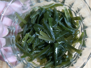 step2: 海帶用水清洗, 切或剪小條