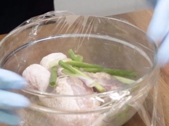 step2: 用保鮮紙封好過夜 Wrap drumsticks with plastic wrap, let marinate overnight.