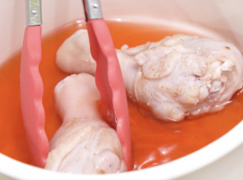 step5: 將雞錘浸醋 Soak drumsticks in vinegar mixture.