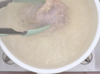 step1: <a href="https://bit.ly/3ANJVUp" target="_blank" data-keyword="豬展" class="guide-link"><strong>豬展</strong></a> <span style="display:inline-block;vertical-align:middle;margin-top:-3px;color:initial;border-radius:3px;padding:2px 3px;font-size:12px;line-height:14px;background:#87d300;color:#fff;">即買</span> 汆水後洗淨備用 Blanch and rinse pork shank.