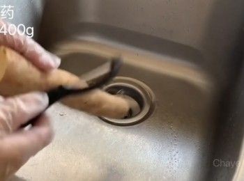 step1: 削皮的时候记得，记得带手套，粘液容易导致接触的地方痒，滑叽叽的注意安全，削皮刀太锋利了