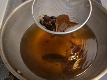 step3: 香料煮滾 隔渣