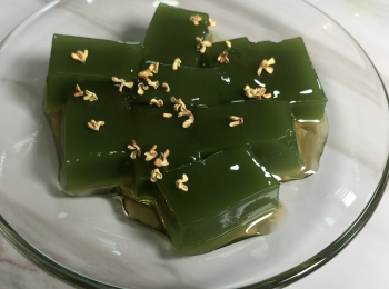 step6: 第二種吃法：脫模，切小塊，加蜂蜜和乾桂花，做成桂花蜂蜜抹茶凍