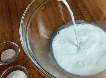 step1: 加入牛奶、酵母、糖。攪拌均勻，靜置10分鐘。