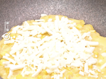 step3: 調至最慢火，撒上芝士碎
Turn to the lowest heat, add grated cheese on top.