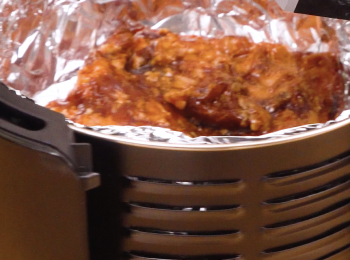 step2: 豬肉從雪櫃取出回溫。同時間氣炸鍋以190度預熱5分鐘
Let the pork warm up at room temperature for a while. At the same time, preheat the air fryer at 190 °C for 5 minutes.