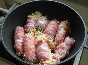 step4: 熱鍋加油，放入豬肉捲煎至表面微焦黃後取出。