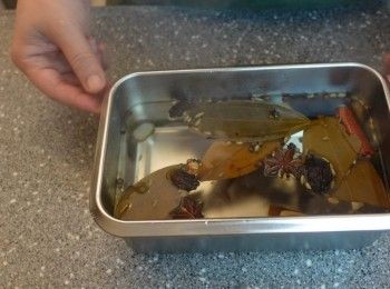 step2: 兩公升熱水浸泡香料 最少12小時