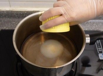 step2: 椰子水內加入砂糖 煮至糖溶化即可