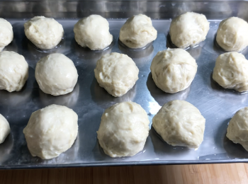 step4: 將洗好的麵團瀝乾水，剪小塊，捏成圓形