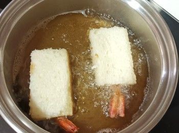 step5: 用中火炸蝦多士至兩邊金黃色(先炸有蝦的一面)，炸約一至兩分鐘即成