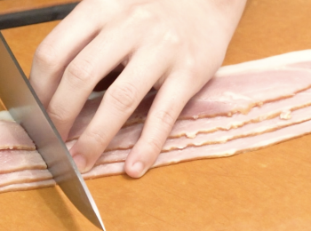 step5: 煙肉切開備用
Cut the bacon and set aside.