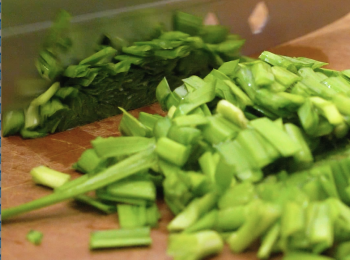 step1: 韭菜洗淨切碎 Rinse and cut Chinese chives.