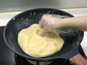 step5: 翻炒至蓮蓉抱團，炒好的蓮蓉餡應是掐完不塌