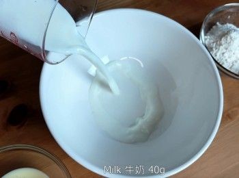 step11: 準備面層配料：牛奶、煉奶、低筋麵粉。混合攪勻