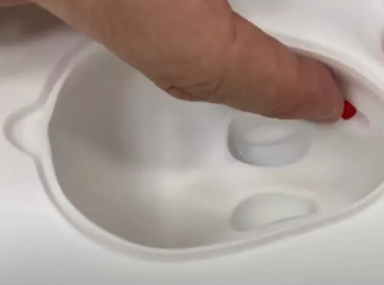 step4: 取步驟3的紅色水晶，搓圓黏至兔子模型的眼睛部位。