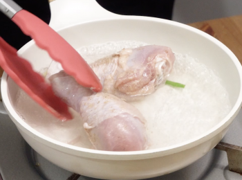 step4: 熱水輕煮雞錘 Boil the drumsticks for short while.