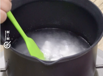 step3: 糖、蒟蒻粉及水在鍋中攪拌勻
Stir sugar,  glucomannan and water in a bowl.