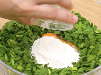 step2: 加麵粉拌勻 Mix well with flour.