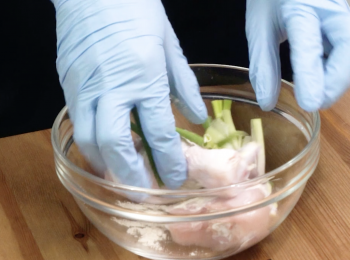 step1: 將沙薑粉、鹽、胡椒粉、葱、紅葱頭醃雞錘 Marinate drumsticks with sand ginger powder, salt, pepper, spring onion and shallot.