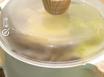 step5: 煲滾水，下所有材料，滾起後煲1小時 Boil water, add all the ingredients, boil for 1 hour