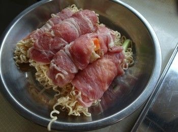 step3: 把燙軟的泡麵以及蔥段用豬肉片捲起來。