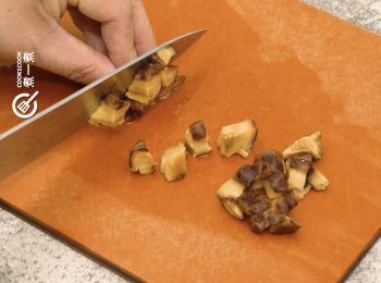 step3: 冬菇浸軟切粒
Soak mushrooms until tender and dice