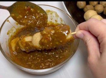 step7: 將街頭小食沾上秘製街邊魚蛋醬，即成。