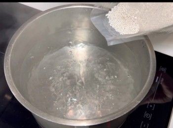 step1: 於煲中倒入比西米份量多最少10倍的清水，是次西米份量是80克，所以需要預備最少800毫升的清水。當水煮滾後，才將西米倒入（不要預先沖洗西米）