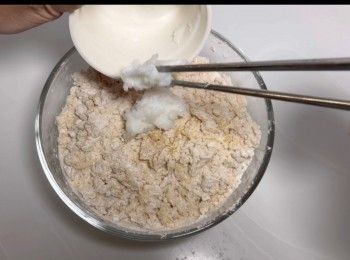 step4: 加入豬油，與麵團拌勻。