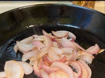 step3: 煲滾水，加入少許海鹽及橄欖油，下意粉根據包裝紙上指示煮少1分鐘後，盛起；意粉水留用。