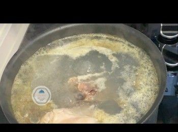 step5: 豬骨清洗洗淨後，汆水15分鐘去除血水雜質，再把豬骨清洗乾淨。