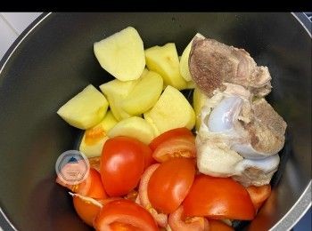 step6: 加入蕃茄、薯仔、豬骨