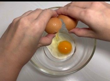 step1: 取出一個大碗，打入一隻雞蛋。