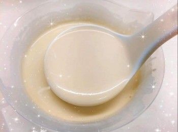 step7: 將花生餡（24 g）壓平（花生餡需放室溫回溫至略軟身），再放入已結凍的流心花生餡（6 g；不要一次將全部的取出，做幾個取幾個，否則已結凍的流心花生餡會很快解凍，軟化後不好包餡），包好，搓圓，放進冰格冷凍1小時（較容易包入），備用