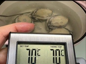 step3: 鮮鮑魚用水輕輕冲水。