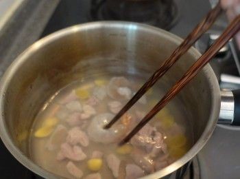 step5: 雞肉蝦 用小火煮一分鐘 熄火焗十分鐘