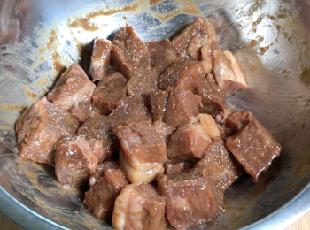 step1: 牛柳粒連袋泡水解凍，拆袋將牛柳粒抹乾，加調味料醃1小時