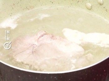 step1: 瘦肉汆水，洗淨備用
Blanch lean pork then rinse and drain.