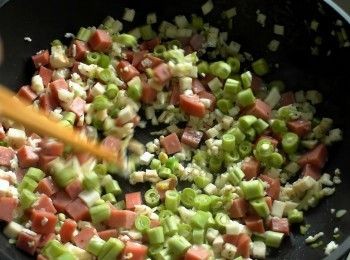 step3: 加入黑胡椒粉以及四季豆拌炒至水分蒸發。