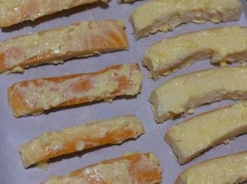 step1: 將蒜蓉，鹽，無鹽牛油，香茜碎拌勻後，搽上麵包條底同面，再放上已舖有既烘焙紙上