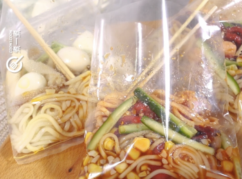 step7: 將心水<span class="group_1">食材</span>倒進小膠袋中，淋兩湯匙<span class="group_2">醬汁</span>，用長匙拌勻，配合竹簽享用，風味十足